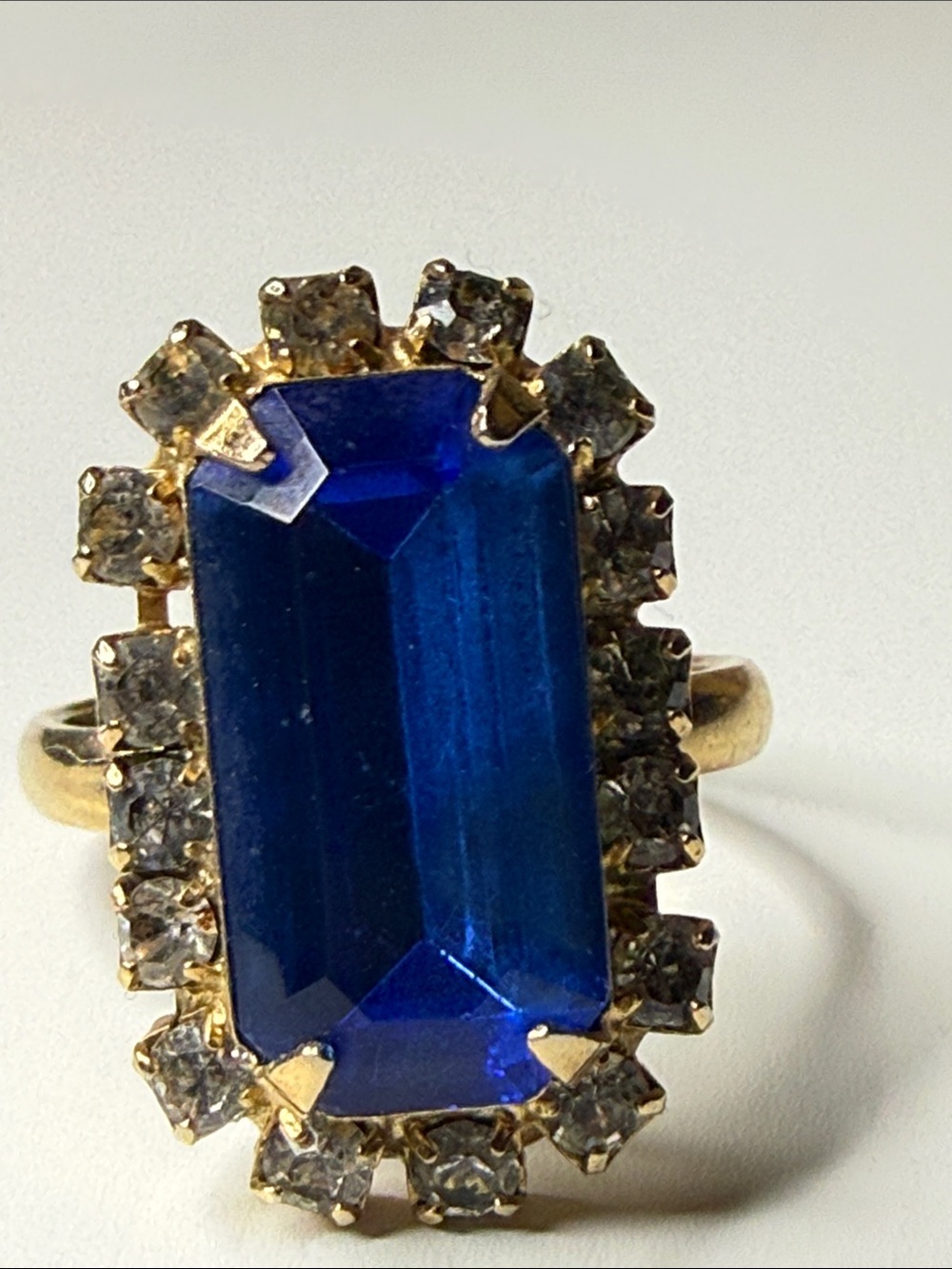 Vintage beautiful Gold tone Ring Deep Blue Rectangular Center Stone Clear Halo